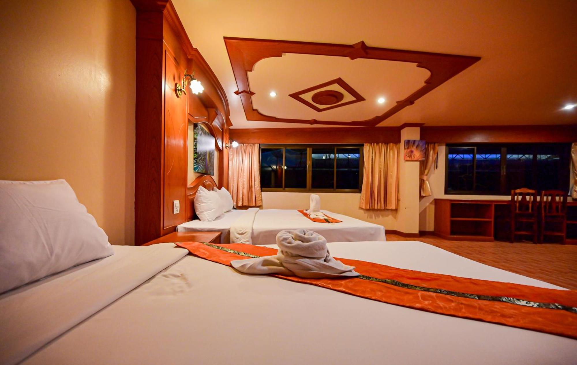 Complex Hotel Patong Exterior foto